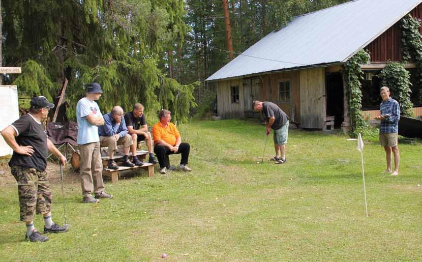 KUVAT: Aloituslyönti vaatii tarkkaa keskittymistä pihagolfissakin varsinkin kun kriittinen yleisö on aivan sormituntuman päässä. Kyllä lähtee! Avauslyönti tehdään ns.
