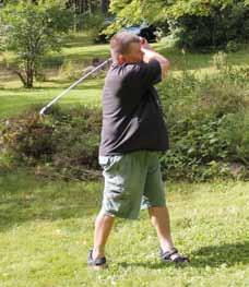 Tiedän myös monen innostuneen golfista sitä ensin pihapiirissä kokeiltuaan. Mailavalikoima kannattaa pitää suppeana, pari rautaa ja putteri riittävät hyvin arsenaaliksi.