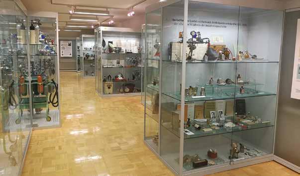 Museo oli jaettu osastoihin, joissa oli yli 30 lasivitriiniä (Kuva 2). Museossa oli näytillä mm. noin 50 vitriinimetriä anestesiakoneita historian varrelta vanhimpien ollessa 1900-luvun alusta.