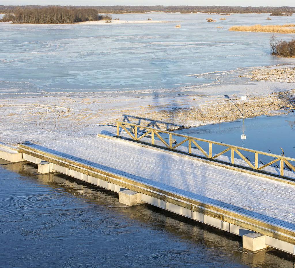 Foto: Siim Lõvi 2014. aastal valminud Kloostri sild-regulaator, mis aitab pikendada üleujutusperioodi Kasari lageluhaalal.