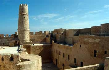 MONASTIR Monastir on Soussea pienempi ja rauhallisempi kaupunki. Se sijaitsee 25 kilometrin päässä Soussesta, Hammametinlahden eteläosassa.
