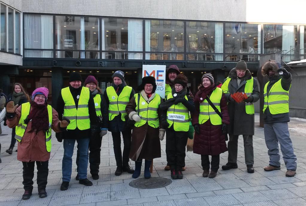 JUKO:n lakkovahteja Porthania-rakennuksen edessä Helsingin yliopiston ollessa lakossa 28.2.2018. Lakoista toteutui vain ensimmäinen, ja vieläpä historiallisen kylmänä pakkaspäivänä.