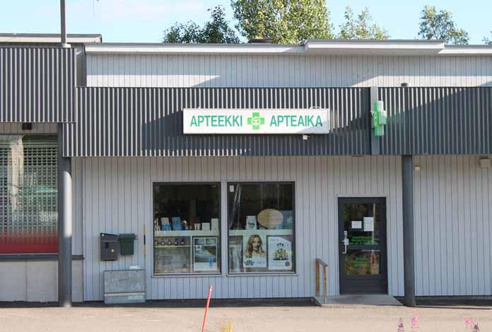 36 Duray, Horváth & Várnai Visual multilingualism in the Arctic... indigenous urban communities 37 Picture 6 (above). Name sign of the pharmacy in Hetta in Finnish and Sámi. Picture 7 (below).