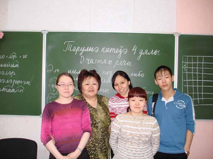 56 Duray, Horváth & Várnai Visual multilingualism in the Arctic... indigenous urban communities 57 Picture 32. Nganasan lesson in the native language classroom of the Taimyrsky Kolledž (2008).