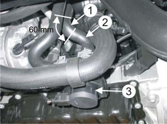 16/18 16 17 N Demonter platen under motoren. Kapp vekk vinkelen (1) (ca. 60mm målt på den største radien) på slangen (2) som går fra toppen på el-pumpen (3) til røret.