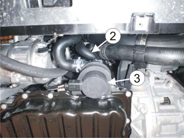 Vrid slangen (4) på toppen av el-pumpen in mot motorn och montera den på nedre uttaget på värmaren. Montera slangen (5) från röret på toppen av värmaren. OBS!