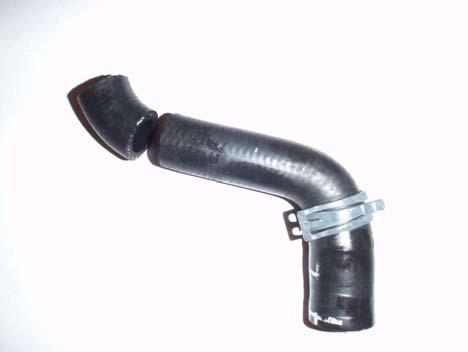 Kapa slangen (1) som går från el pumpen (2) in på röret i framkant av motorn 160mm mätt från el pumpen (2). Kapa bort vinkeln (3).