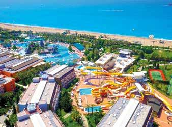 Lähellä vesipuistoa on hotellin oma hiekkaranta, joka on 600 metriä pitkä. Rannalla on aurinkotuoleja ja -varjoja sekä rantabaari.