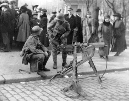 Eino Leino, 1918 Mikä tuo on?... Mies, joka ei ollut meikäläisten näköinen, jolla oli päässään rautainen pata yllään viheriänharmaa kenttäpuku.