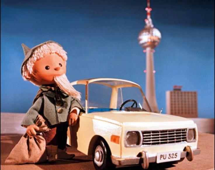 Unser Sandmännchen (DDR) Selviä poliittisia ulottuvuuksia Korosti DDR:n ja Itäblokin saavutuksia ja symboleja Sielläkin iltasatu lähetyksen lopuksi Yksi harvoista alueista,
