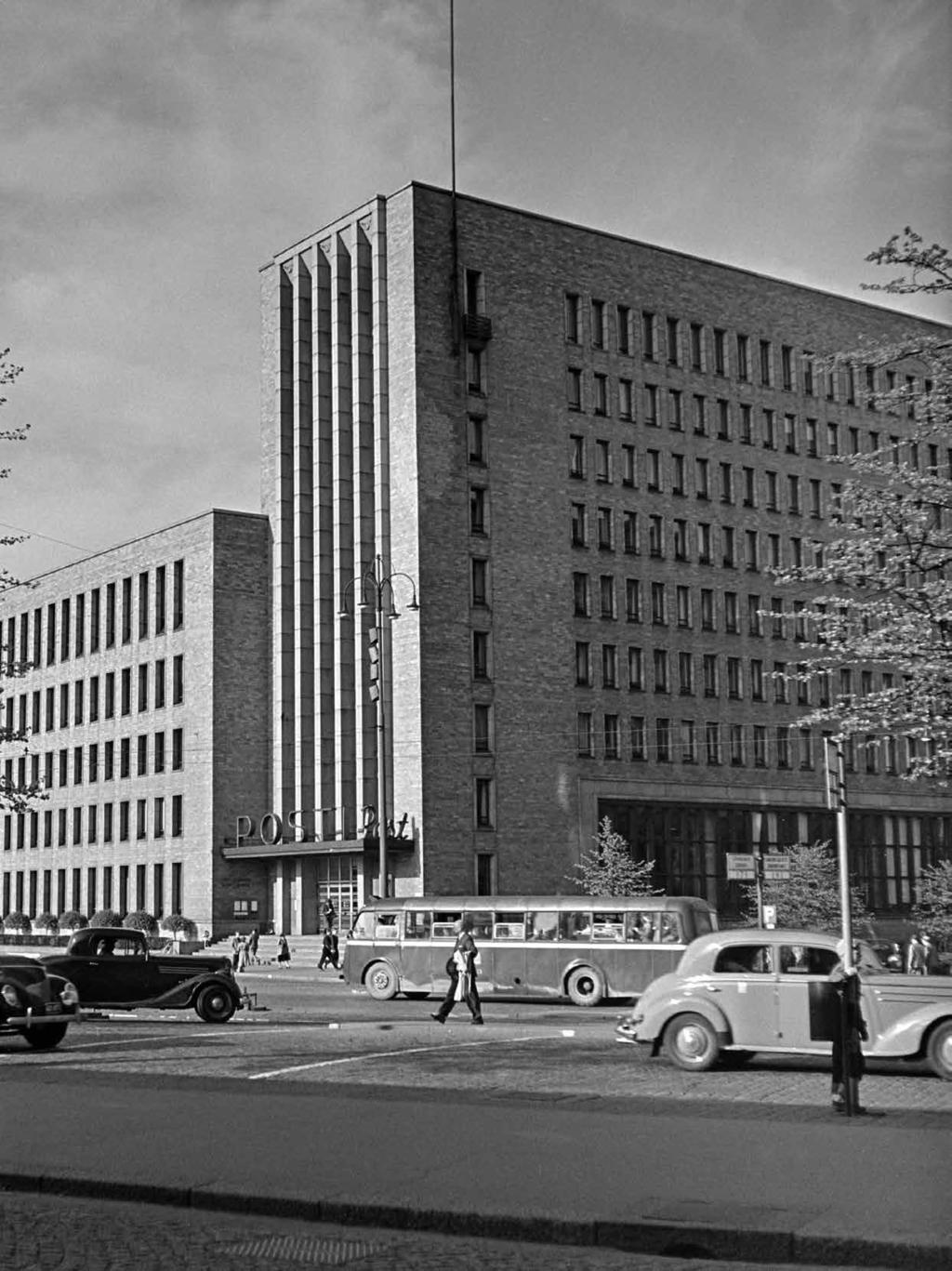 Helsingin Postitalo vuodelta 1938 on malliesimerkki vuosikymmenensä funktionalismista.
