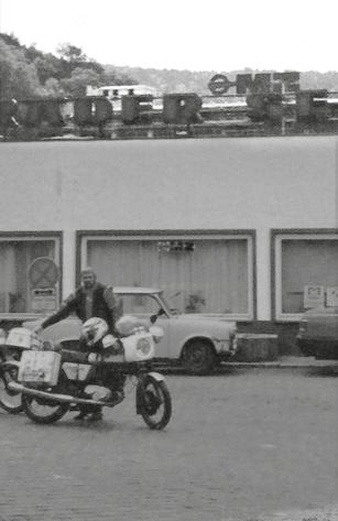 Silloin MZ-pyörien suunnittelija, modernin kaksitahtimoottoripyörän isä insinööri Walter Kaaden vetäisi tussilla nimikirjoituksensa Erkin MZ:n valkoisen katteen reunaan.