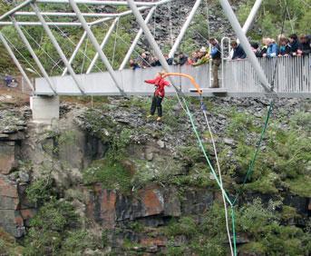 Diese fanasische Tour führ an einer alen Bergbauarbeiersiedlung vorbei und weier hoch zu Gorsabrua, einer Brücke, die über einer 153 Meer iefen Schluch häng.