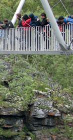 Vom Parkplaz in Ankerlia/Leaibenjárga (mi Toilee und Informaionsafeln) gehen Sie über eine Brücke und durch einen kleinen Wald bis zu den Ruinen der alen Bergbauarbeiersiedlung.
