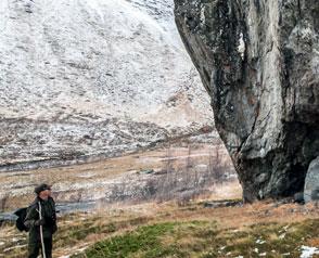 Das kleine Dorf Skardalen am Kåfjord is ein ypisches Beispiel für ein Sámi-Dorf an der Küse, in dem früher Fischfang, Landwirschaf und Handwerk berieben wurden.