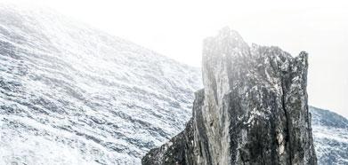 1 Sunde Wanderung, sehen Sie die Ruinen aler Erdhüen, auf Norwegisch Gammen, die bis zum Zweien Welkrieg von den samischen Renierzüchern als Unerschlupf und zur Übernachung genuz wurden.