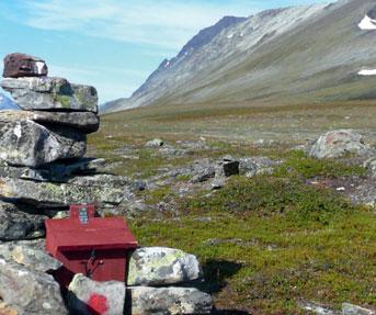 Tief drinnen im Lyngenfjord, im idyllischen Elvevoll/ Sállovággi, können Sie auf einer schönen Rundour alle Vegeaionssufen erleben: Vom Fjord bis hinauf in die Berge, vorbei an zwei Seen und an einem