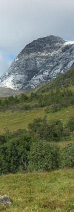 Der Glescher im Seindalen/Gievdanvággi is einfach zu erreichen und im uneren Teil sehr flach, so dass er gu begehbar is. Vom Parkplaz aus folgen Sie einem Waldweg ins Tal hinein.