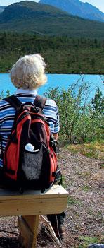 Der See wird vom Schmelzwasser des Lenangsgleschers gespeis und enhäl dadurch viele Schlickparikel, die seine inensive Farbe verursachen.