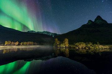 Phoographer: Jan R Olsen JOIN US FOR THE GREATEST SHOW ON EARTH Waching he Norhern lighs over Lyngenfjord is a breah-aking experience for visiors from Sepember o March.