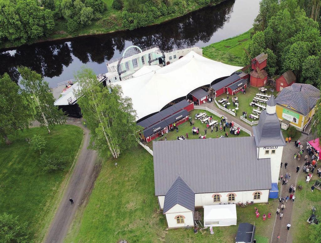 Kenttätoimikunta rakentaa lavasteet ja vastaa koko juhla-alueen pystytyksestä. Musakat leipovat juhlille kahvipullia tuhatmäärin ja vastaavat juhlien aikana kaikista kahvi- ja ravintolajärjestelyistä.