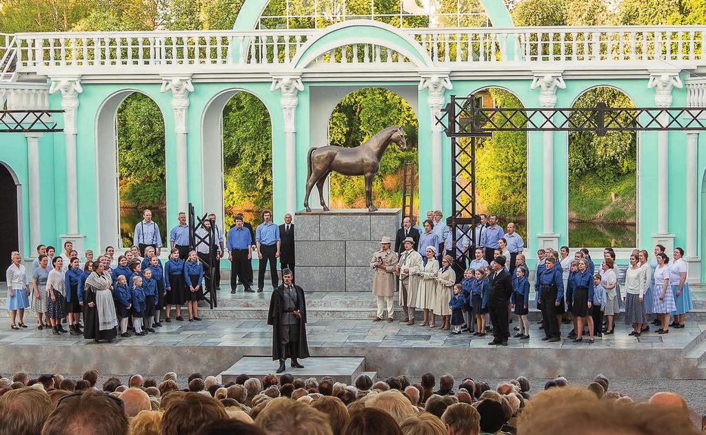 Se näkyy myös Kyrönjoen rantaan kohonneessa lavastuksessa, joka on mykistävää katseltavaa sekä komeudessaan että kokoluokassaan.