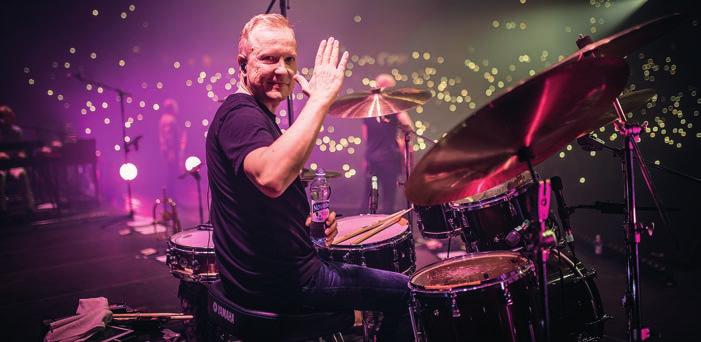 Kuva: Jaakko Paarvala/Helsingin filharmoninen kuoro JUHA TAPION PELINRAKENTAJA Juha Tapio on yksi Suomen rakastetuimmista artisteista, mutta Juha Tapio on myös bändi, työpaikka ja työyhteisö.