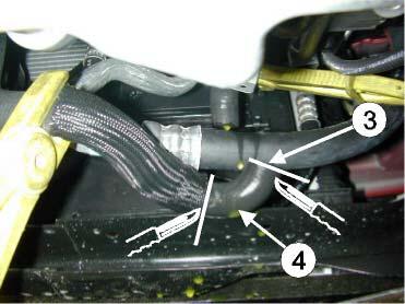 11/15 12 N Varmeren monteres i varmeapparatslangen (1) som går til motoren. Demonter slangen fra klipset (2). Kapp slangen rett etter bøyen (3), og kapp bort vinkelen (4).