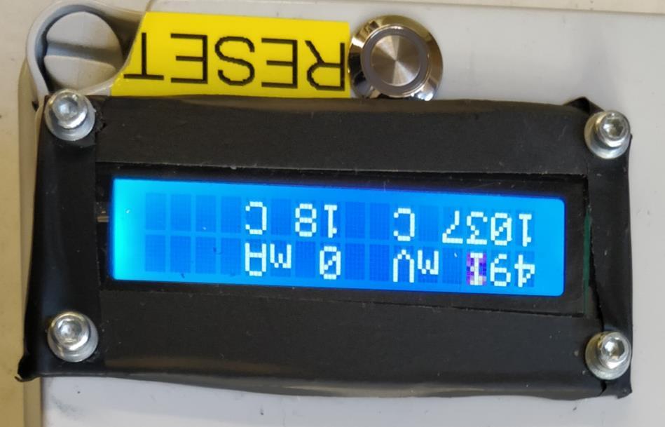 32 Kotelon kanteen sijoitettiin LCD-nestekidenäyttö helpottamaan syklin aikana muuttuvia mitta-arvojen tarkastelua.