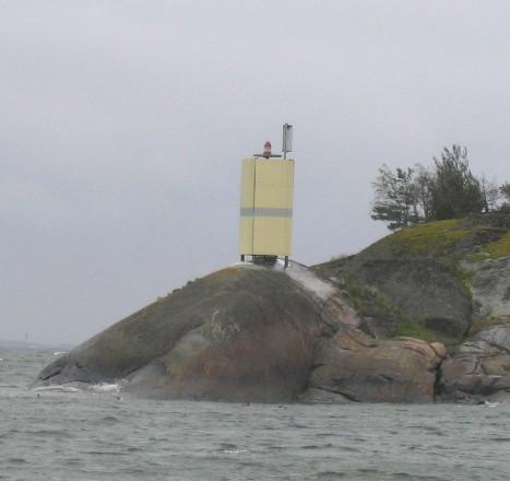 Vaikka apuloiston symboli, tähti, puuttuu keskellä, tulkitsemme tätä pikemmin apuloistoksi kuin tutkamerkiksi. Exempel på ljuskaraktären hos en hjälpfyr: Fl(ash).R(ed).