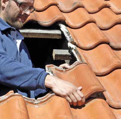 Jos talon ullakko ja sisäkatot on rakennettu, kattoikkunan asentaminen pitää aloittaa eristeiden ja sisäkattojen purkamisesta.