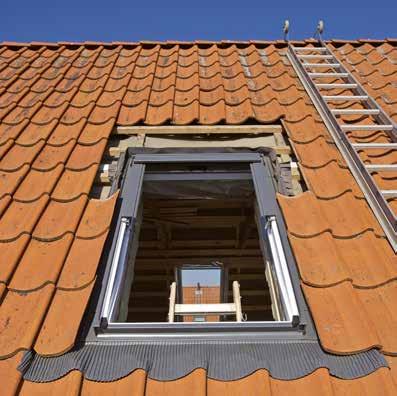 ÄLYIKKUNA ASENTAMINEN Valmistelut Osa kattoikkunan päällä olevasta katosta pitää purkaa, jotta ilmastointilaitteen voi asentaa paikalleen.