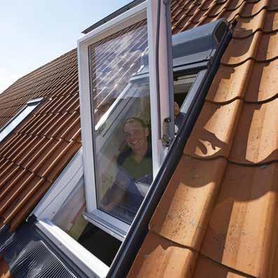 VAIKEUSASTE Kokenut rakentaja asentaa kattoikkunan tiilikatolle helposti. Noudata ohjeita tarkasti.