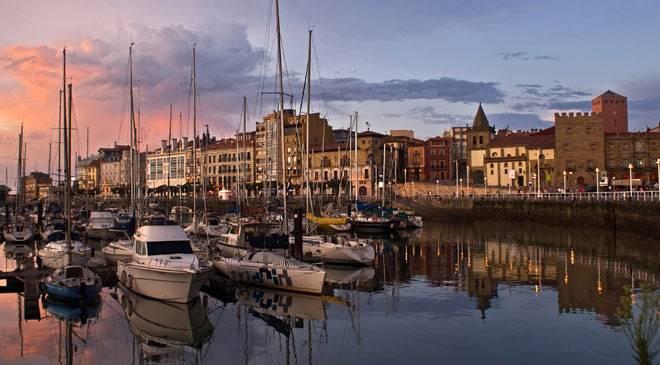 Gijón Iltapäivä vapaata. Illansuussa tervetuloillallinen Poniente-rannan ja pienvenesataman tuntumassa tyypillisessä ravintolassa.