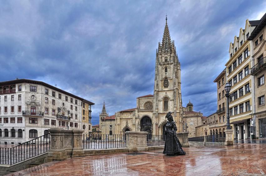 Kierroksen aikana tutustutaan vanhan kaupungin nähtävyyksiin ja Oviedon ja Asturiaksen historiaan. Kierroksen aikana käydään myös tutustumassa Oviedon katedraalin aarteisiin.