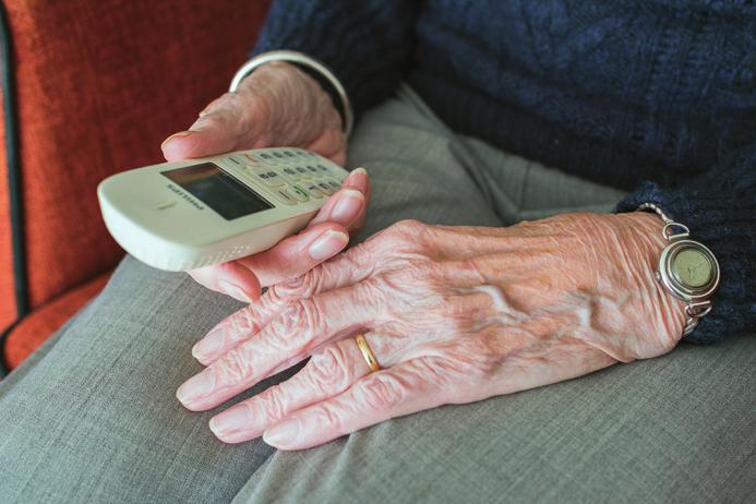 AUTTAVA PUHELIN 25 VUOTTA AUTTAVA PUHELIN aukoo elämän solmuja Helsingin ortodoksisen seurakunnan Auttava puhelin on ollut ihmisten apuna arkielämän solmukohdissa jo 25 vuotta.