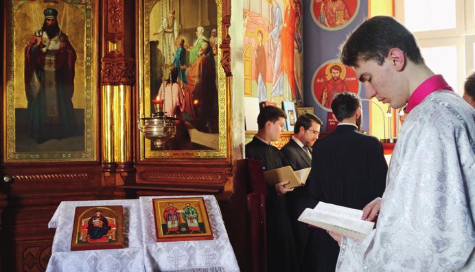 ULKOMAILTA Pieni kirkkosali on liturgian ajan miesten aluetta. Naiset seisovat salin ulkopuolella.