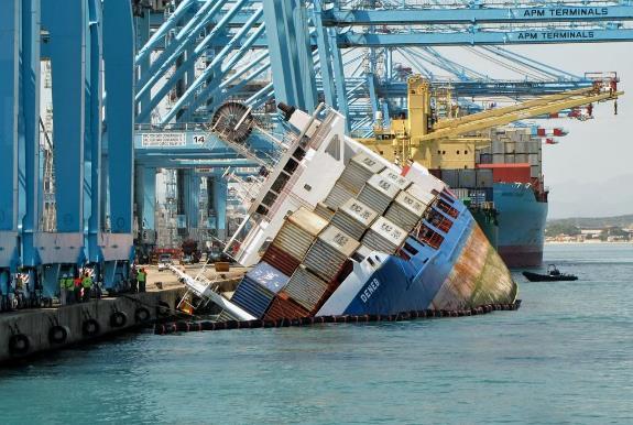 17 Kuva 4. Deneb upoksissa Algecirasin satamassa. (Ship Disasters 2011.) Osa miehistöstä joutui pelastautumaan hyppäämällä aluksesta veteen, suurilta vammoilta kuitenkin vältyttiin.