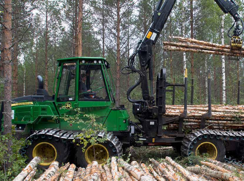 TEXT: KIMMO KIIMALAINEN FOTOGRAFII: JYRKI LUUKKONEN Operatorul de forwarder Pietu Alapiha remarcă faptul că forwarderul 1110G cu șenile speciale și boghiu prelungit este ideal pentru terenuri