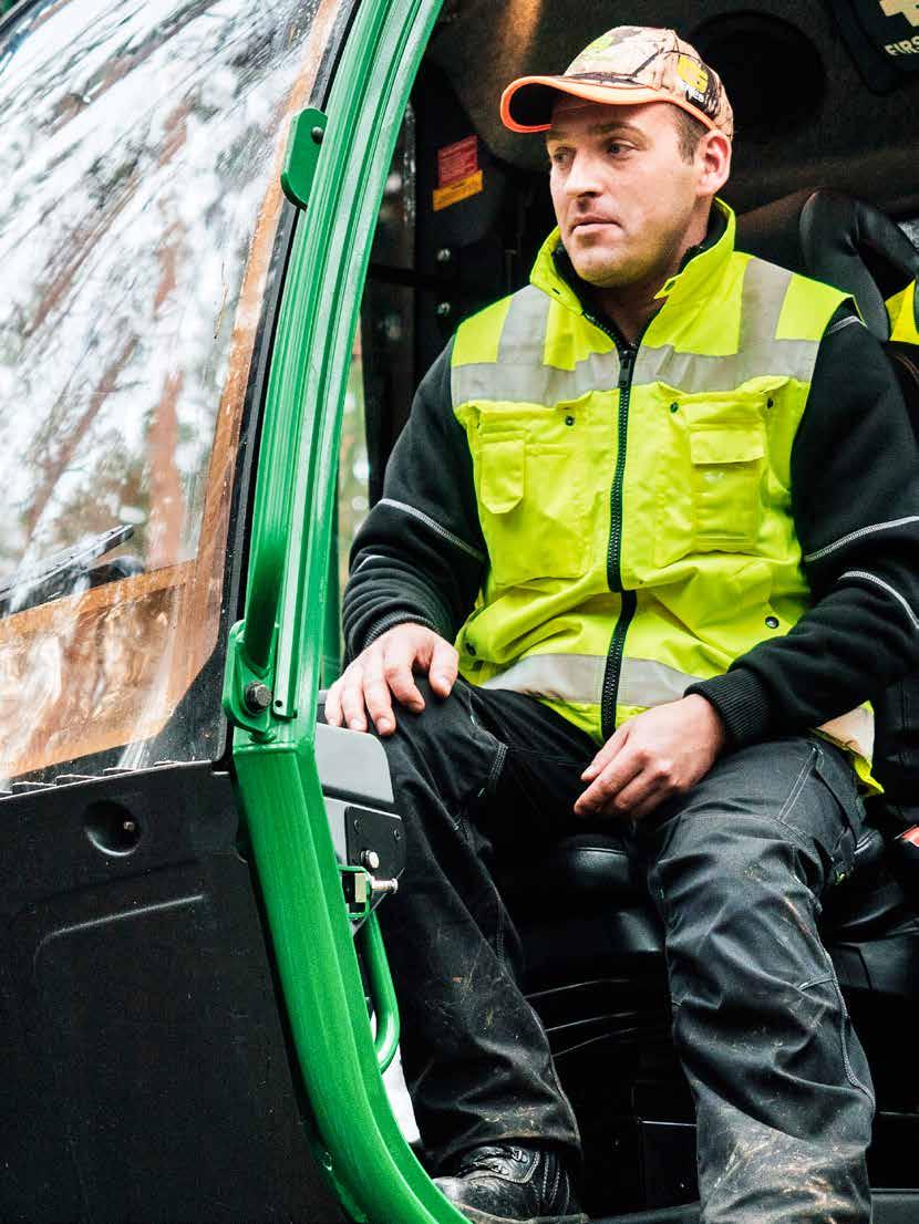 Vizibilitatea din cabina harvesterului s-a îmbunătățit și, datorită distribuției uniforme a greutății, se poate utiliza raza lungă de acțiune a brațului.