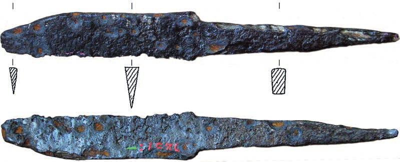 Toinen Pohjois-Pohjanmaan museon kokoelmiin kuuluva löytö Kastellista on kymmenisen metriä omakotitalon kaakkoispuolelta löytynyt, rautavartaasta taivutettu esine (Kuva 5), joka on luetteloitu museon
