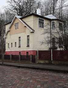 Podčekajev) järgi ehitatakse hoone kahekorruseliseks, sissepääs tänava poolt, selle kohal rõdu. 1930 projekti (arh A.