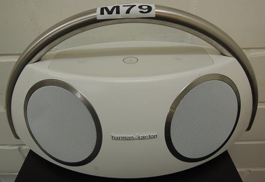 M79 Kaiutin Harman Kardon Go + play wireless,testattu,ei laturia M80 Koruja Pussillinen M81 Vaatteita ja kenkiä Säkillinen hyväkuntoisia, myös uusia M82 Älypuhelin Apple iphone 5 A1429, 16