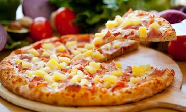 MAUKASTA PIZZAA Ravintolan uudessa pizzauunissa paistuu herkulliset pizzat. Valitse suosikkisi.
