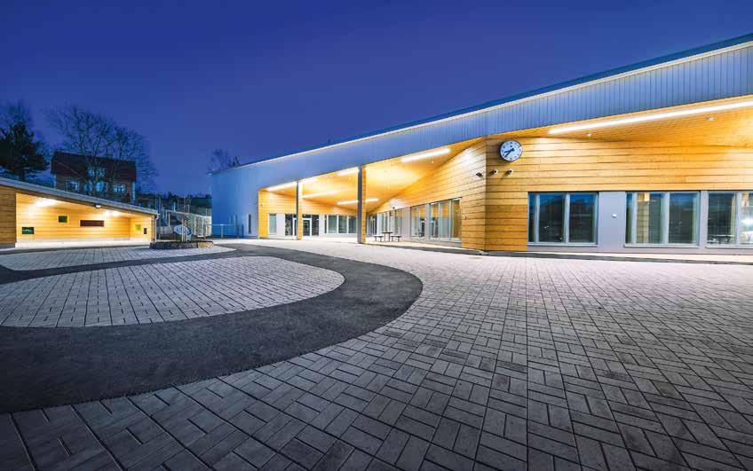 RAKENNETTU PROJECTS KATARIINAN PÄIVÄKOTI Monitoimisalin seinämaalaus toistaa sisävärien