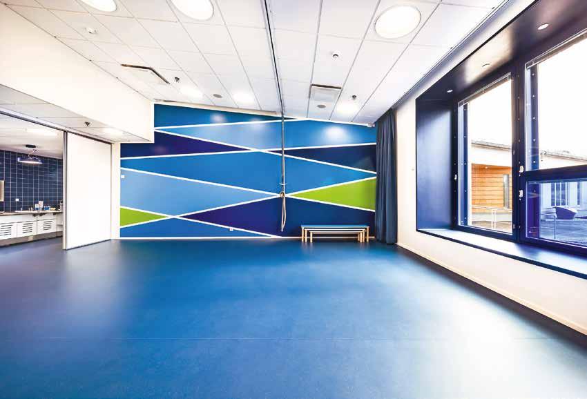 The mural in the multipurpose hall follows the interior colour scheme s seaside theme.