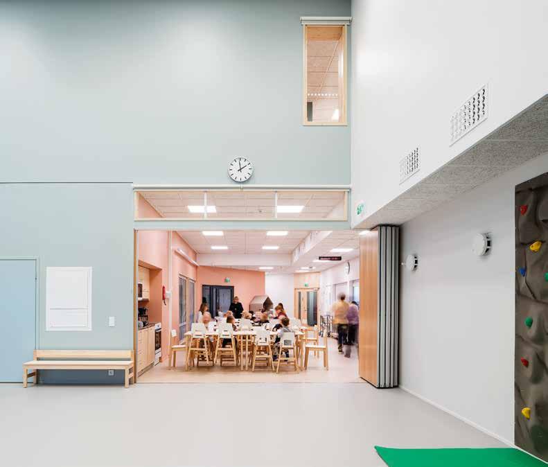 RAKENNETTU PROJECTS TOUKOVUOREN PÄIVÄKOTI Ruokailutila ja sali voidaan yhdistää. Sisätilojen taitetut tehostesävyt luovat levollisen vaikutelman. The canteen and the hall can be joined together.
