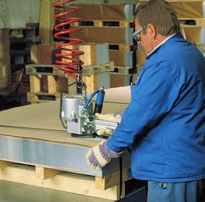 SUORAPINTAISILLE PAKKAUKSILLE Paineilmakäyttöiset, lukottomat työkalut Malli STP 63 Sopiva ja kevyt, kun käytetään 16 19 mm teräsvannetta ÂÂHallintapainikkeet sijoitettu kätevästi kädensijan