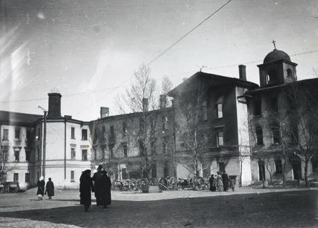 Riisa Museovirasto Helsingin Kampissa sijainnut Turun kasarmi palon jälkeen 1918. Johannes Karhapää. Pori Turku Tampere Helsinki Kouvola nen suuntaus, ja Aamun Koitto oli kansallismielisten puolella.