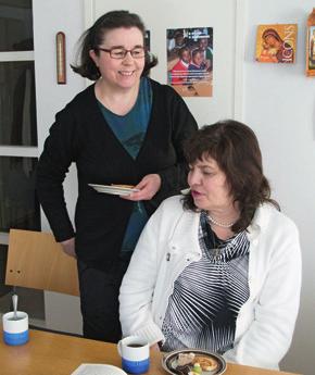 Marjaana Lappalainen (vas.) ja Renna Ali ovat piirin vakiokävijöitä. Kirjallisuuspiirin kirjat valitaan piiriläisten omien ehdotusten pohjalta.